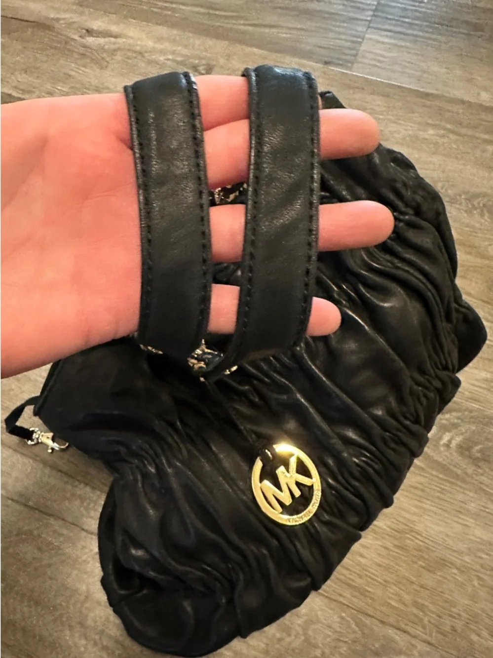 Michael Kors leather shoulder bag. - Picture 5 of 7